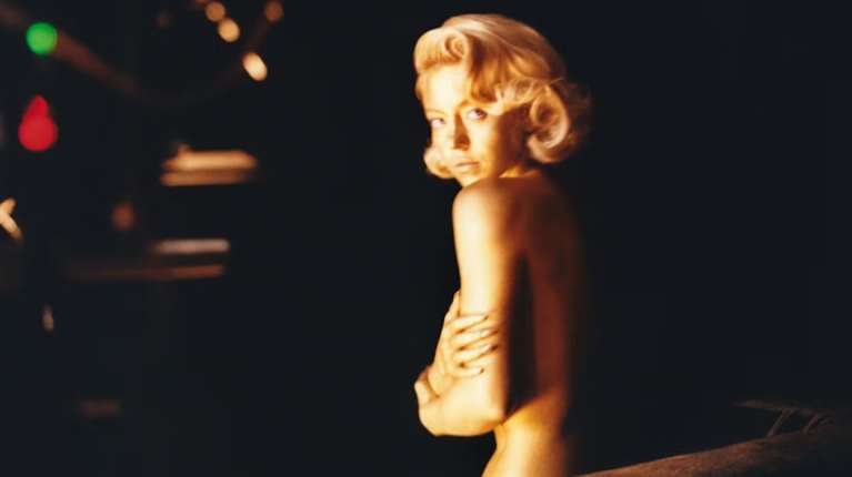 Σίντνεϊ Σουίνι: Ποζάρει γυμνή και "ολόχρυση" στη νέα της φωτογράφιση α λα Μέριλιν Μονρόε [εικόνες - βίντεο]