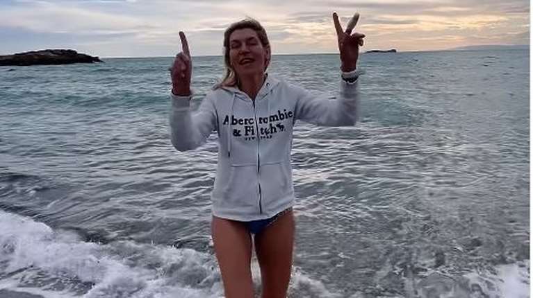 Η Ζέτα Δούκα έκανε το τελευταίο μπάνιο στη θάλασσα για το 2025 - Oι ευχές της για το νέο έτος [βίντεο]