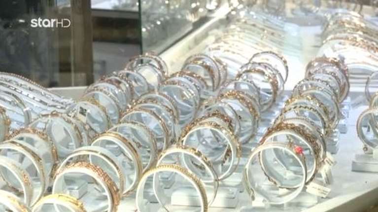 Κολωνάκι: Πολύ γνωστή με επώνυμους πελάτες η επιχειρηματίας που συνελήφθη - Πούλαγε πλαστά κοσμήματα