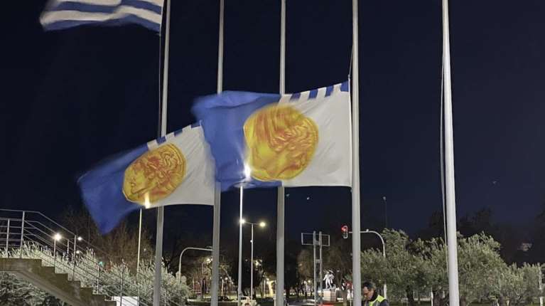 Θεσσαλονίκη: Μεσίστιες οι σημαίες στο δημαρχείο – Η πόλη πενθεί για τους επτά φιλάθλους του ΠΑΟΚ