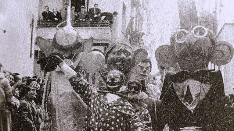 Εύθυμες ιστορίες και ευτράπελα της Αποκριάς των περασμένων αιώνων -Μπαλ μασκέ, ρόπαλα και γαϊτανάκι στην παλιά Αθήνα [εικόνες]