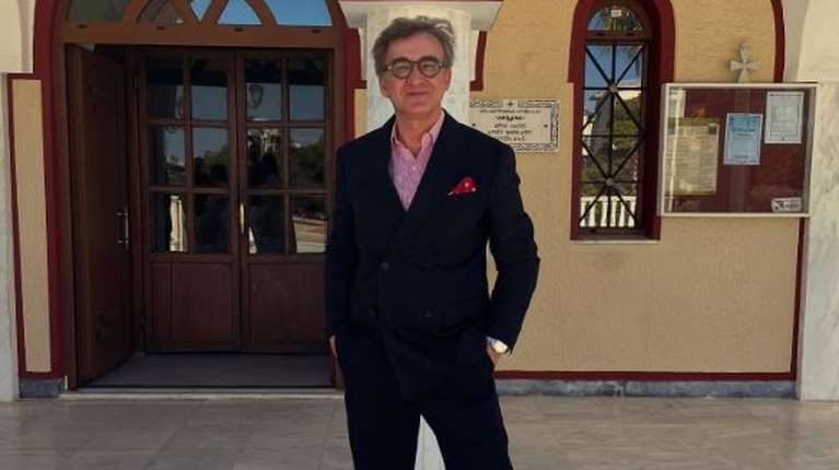 Ο Νίκος Ορφανός βάφτισε την κόρη του: Ο λόγος που επέλεξε τον Ι. Ν. Αγίου Γεωργίου στη Γλυφάδα