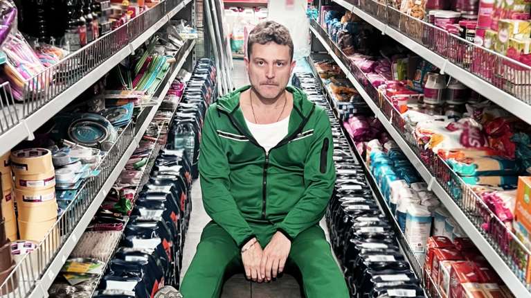 O Γιώργος Καραμίχος υποδύεται 8 ρόλους στον "VANYA" στο Υπόγειο του Θεάτρου Τέχνης