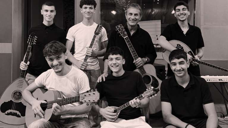 "Τεκετζήδες": Οι πιτσιρικάδες που ξεσήκωσαν το Καλλιμάρμαρο στο στούντιο με τον Γιώργο Νταλάρα