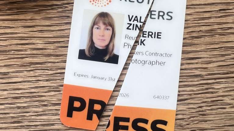 Βάλερι Ζινκ: Η φωτορεπόρτερ του Reuters που έσκισε την ταυτότητά της καταγγέλλοντας τη &quot;δικαιολόγηση&quot; δολοφονιών στη Γάζα