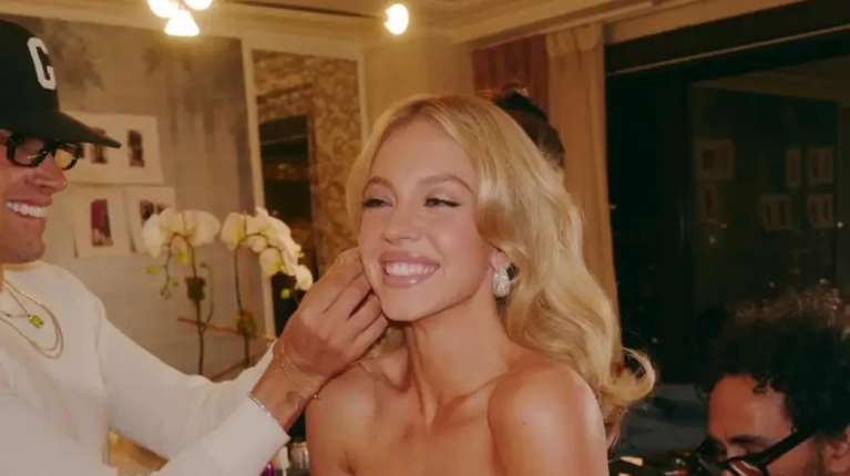 Η Σίντνεϊ Σουίνι κρέμασε σουτιέν της στην πινακίδα του Χόλιγουντ και κινδυνεύει με σύλληψη [βίντεο]