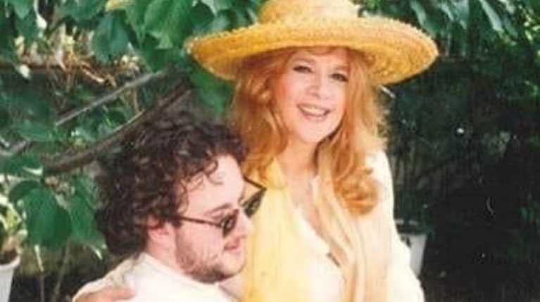 Στο φως αδημοσίευτη φωτογραφία της Βουγιουκλάκη από την εγκυμοσύνη της - Με κόκκινο φόρεμα και φουσκωμένη κοιλίτσα