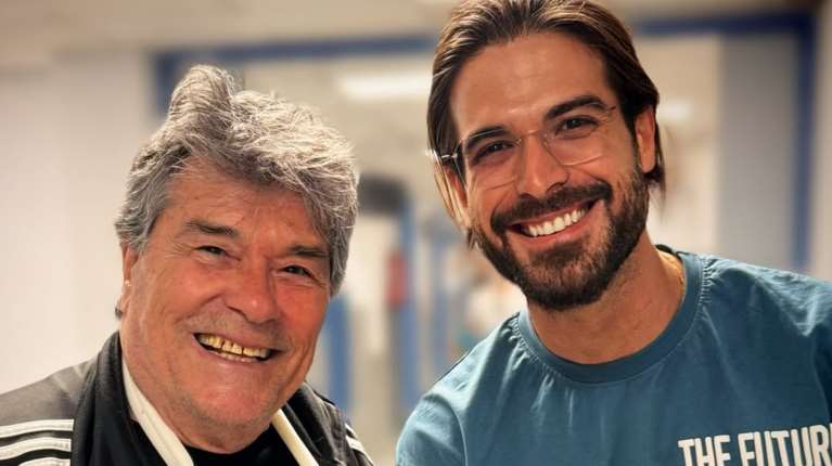 Στο ΚΑΤ ο Πάνος Μιχαλόπουλος με δεμένο χέρι - Η selfie και η συνάντηση με τον Άρη Μουγκοπέτρο