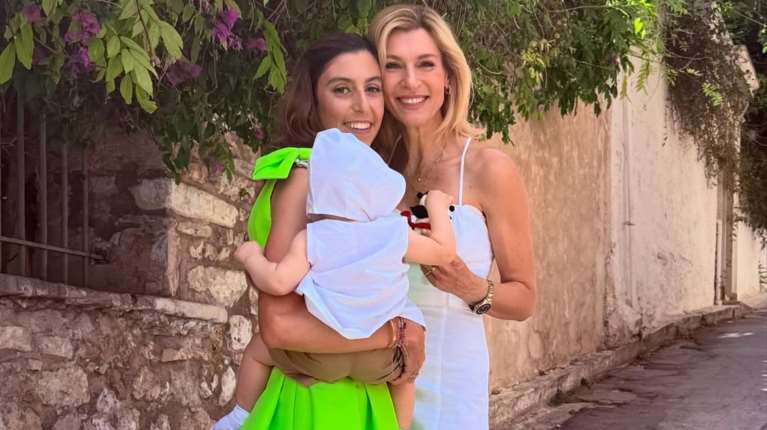 Ζέτα Δούκα: Έγινε νονά για τέταρτη φορά - Ελαμπε από χαρά στο μυστήριο - [Eικόνες - Βίντεο]