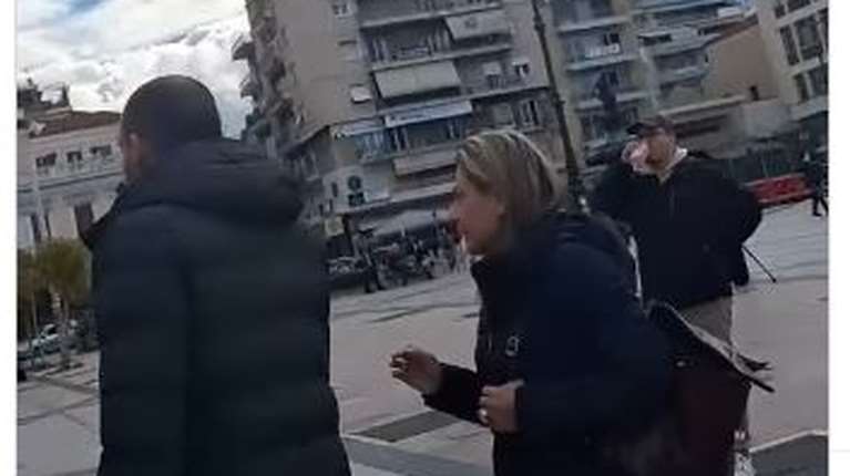 Eπίθεση στην Χριστίνα Αλεξοπούλου στην Πάτρα: &quot;Έχεις σκοτώσει, έχεις τα χέρια σου βαμμένα με αίμα&quot;