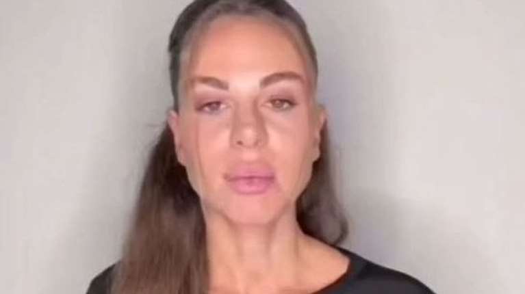 Στη ΓΑΔΑ ο αστυνομικός που ξυλοκόπησε την πρώην σύντροφό του στα μπουζούκια - Τέθηκε σε διαθεσιμότητα