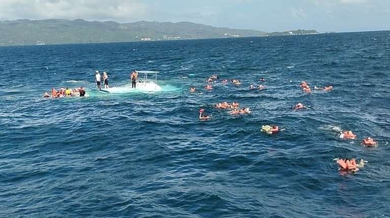 Πανικός στην Καραϊβική: Παραθεριστές πηδούν στη θάλασσα από τουριστικό καταμαράν [βίντεο]