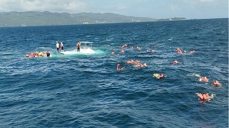 ΚΑΡΑΪΒΙΚΗ ΑΝΑΤΡΟΠΗ ΤΟΥΡΙΣΤΙΚΟΥ ΚΑΤΑΜΑΡΑΝ