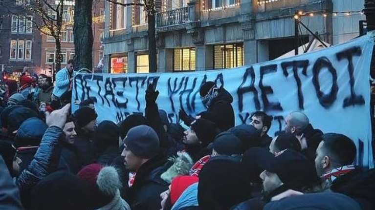 "Πετάξτε ψηλά αετοί": Το συγκινητικό πανό των οπαδών του Ολυμπιακού για τους φίλους του ΠΑΟΚ