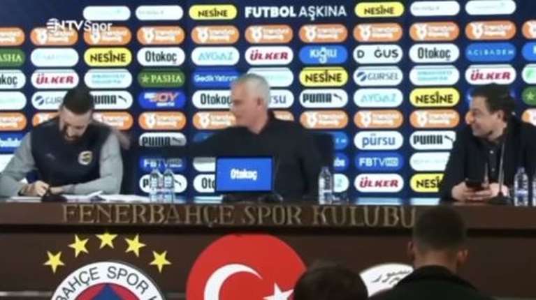 Νέο σόου Μουρίνιο: Έριξε φάπα στον μεταφραστή του - Μπέρδεψε το &quot;twilight zone&quot; με το &quot;toilet zone&quot;