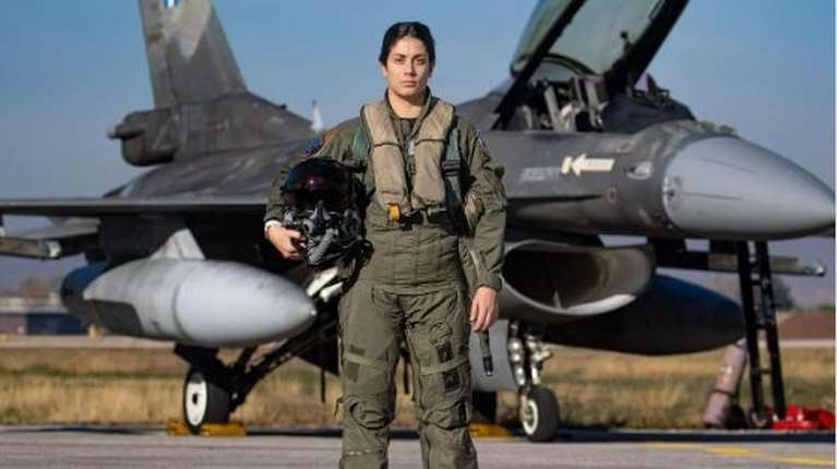 Αυτή είναι η πρώτη Ελληνίδα πιλότος F-16: "Θυμάμαι ακόμη την πρώτη φορά που μπήκα στο πιλοτήριο"