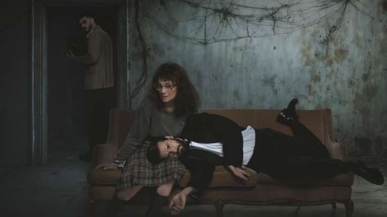 Φιλαρέτη Κομνηνού και Αναστάσης Ροϊλός μαζί στη σκηνή - Το ψυχολογικό θρίλερ που θα καθηλώσει [εικόνες]