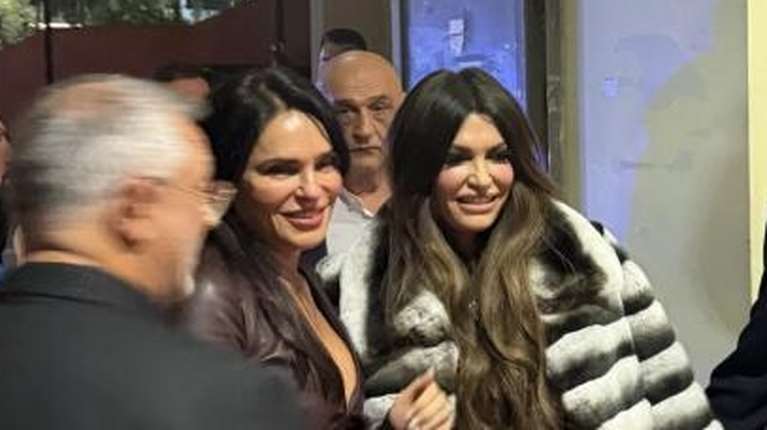 Κίμπερλι Γκίλφοϊλ: Με μίνι ασημί τουαλέτα στο MadWalk 2025, μαζί με τη Σίλια Κριθαριώτη