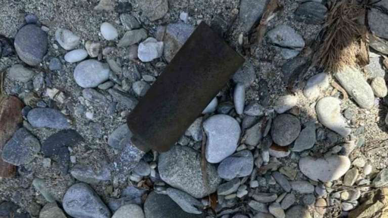 Πιερία: Εντοπίστηκε οξειδωμένο βλήμα όλμου στην παραλία του Πλαταμώνα