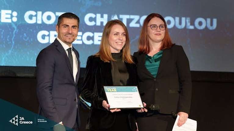 JA  Greece: &quot;Εκπαιδευτικός της χρονιάς&quot; στην Ευρώπη η Ελληνίδα Γιώτα Χατζοπούλου
