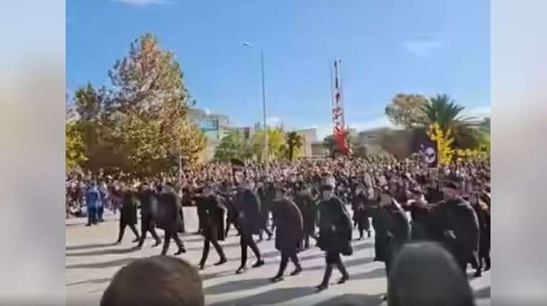 Ο Νίκος Παπανδρέου καταγγέλλει ότι συμμετείχε ακροδεξιά οργάνωση στην παρέλαση της 28ης Οκτωβρίου στη Θεσσαλονίκη [βίντεο]