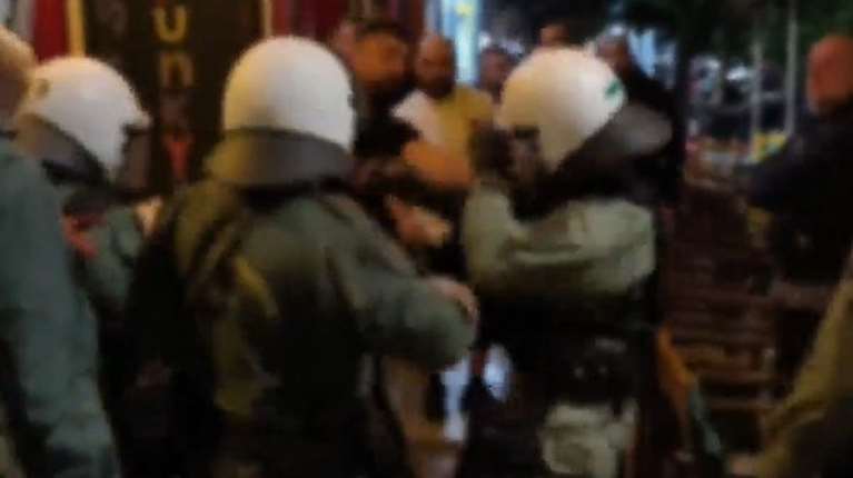 ΕΔΕ για τα βίντεο που δείχνουν αστυνομικούς να χτυπούν κόσμο στα Εξάρχεια - Επιτέθηκαν σε άτομο με προσθετικό μέλος