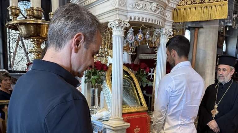 Πριν την selfie, o Κυριάκος Μητσοτάκης και ο Νόβακ Τζόκοβιτς προσκύνησαν μαζί την Παναγιά της Τήνου