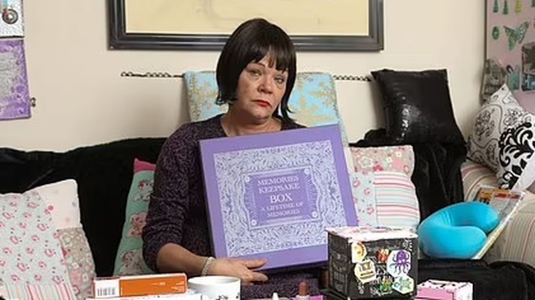 Mandy Allwood μόνη