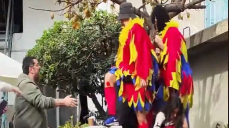 Έπεσε ξύλο στο Ρέθυμνο: Πιάστηκαν στα χέρια καρναβαλιστές που είχαν ντυθεί πτηνά [βίντεο]