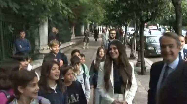 Κίμπερλι Γκίλφοϊλ: Συνάντησε μαθητές έξω από το Μαξίμου και τους χαιρέτησε όλους με χειραψία [βίντεο]