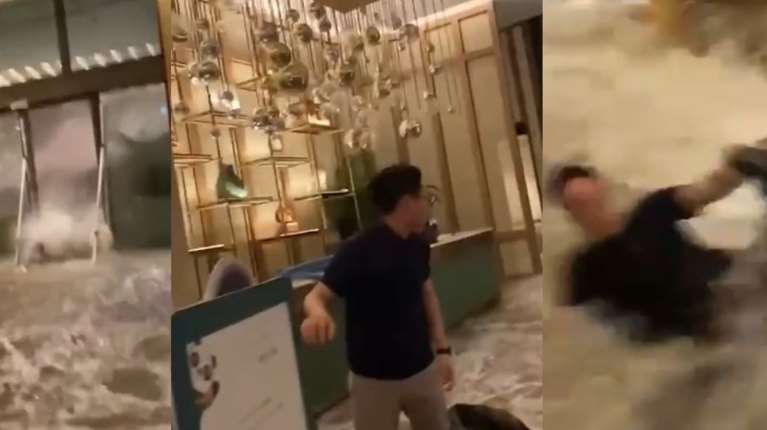 Σούπερ τυφώνας Ραγκάσα: Η στιγμή που ορμητικά νερά γκρεμίζουν τζαμαρία στην κεντρική είσοδο πολυτελούς ξενοδοχείου [Βίντεο]