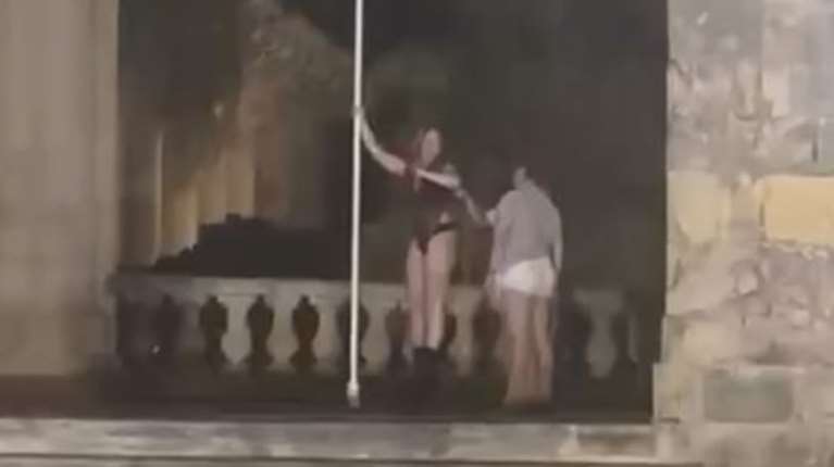 Κέρκυρα: &quot;Ήταν αθλητική φωτογράφιση σε στυλ pole dancing - Δεν απαιτείται άδεια&quot;, λέει ο δικηγόρος των γυναικών