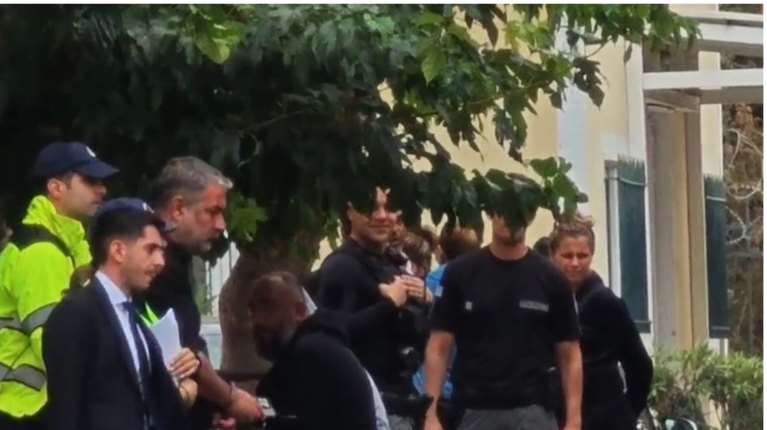 Ποινική δίωξη για πλημμέλημα στον Βασίλη Μπισμπίκη για το τροχαίο που πήρε σβάρνα τα ΙΧ - Τι ισχυρίζεται ο ηθοποιός