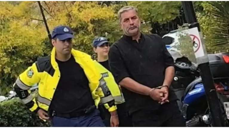 Με χειροπέδες στην Ευελπίδων ο Βασίλης Μπισμπίκης - &quot;Μου έφυγε το τιμόνι και προκάλεσα ζημιά, τηλεφώνησα στο τμήμα&quot;