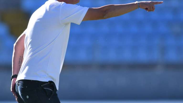 Απίστευτο: Προπονητής ελληνικής ομάδας ανέβαλε την κηδεία του πατέρα του για να είναι στον πάγκο και μετά το ματς αποδεσμεύτηκε