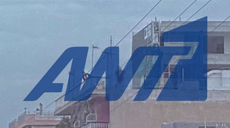 Κορυδαλλός: Συναγερμός για γυναίκα που ανέβηκε στην ταράτσα πολυκατοικίας και απειλεί να πέσει στο κενό