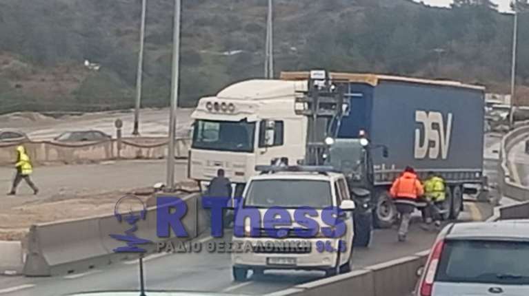 Θεσσαλονίκη: Μποτιλιάρισμα στην Περιφερειακή - "Δίπλωσε" νταλίκα