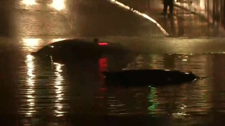 Μαρούσι: Βούλιαξαν αυτοκίνητα από τη βροχή στη Σπύρου Λούη - Μόνοι τους βγήκαν οι οδηγοί