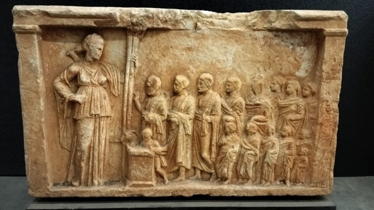 Αττικό μαρμάρινο αναθηματικό ανάγλυφο του β' μισού 4ου αι π. Χ.