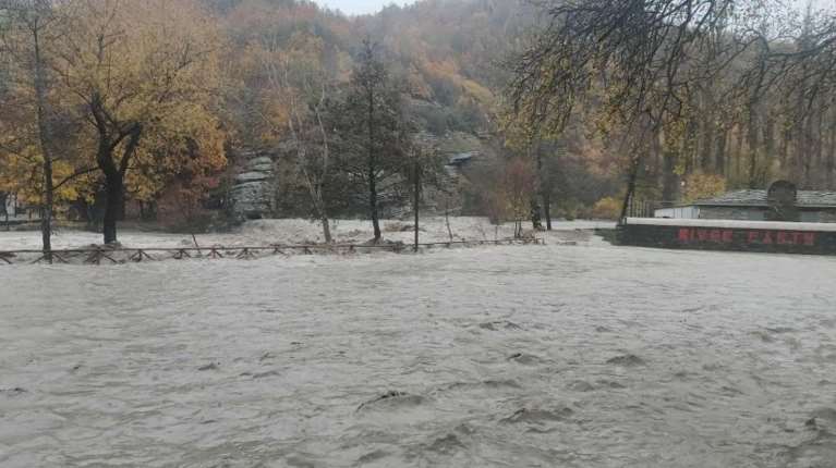 Καστοριά: Υπερχείλισε ο Αλιάκμονας στο Νεστόριο, καταστροφές στο χώρο του River party και στο χωριό Γράμμος [εικόνες]