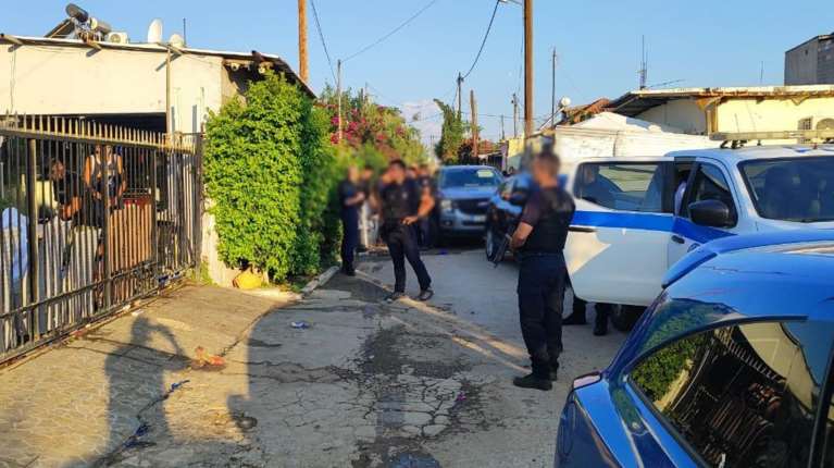 Ασπρόπυργος: Αστυνομική επιχείρηση μετά τους πυροβολισμούς με Ρομά και ομογενείς από την πρώην Σοβιετική Ένωση - 17 συλλήψεις
