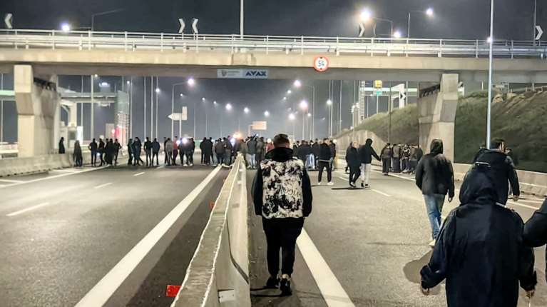 Αποκαταστάθηκε η κυκλοφορία στην εθνική οδό Πατρών - Πύργου: Άνοιξαν το μπλόκο αγρότες και κτηνοτρόφοι