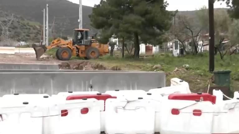Γλυφάδα: Στήθηκαν οδοφράγματα και τσιμεντένια μπλοκ στον δρόμο που είχε γίνει χείμαρρος [βίντεο]