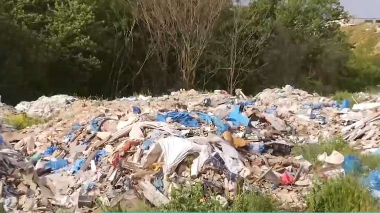 Βουνό σκουπιδιών από το Τζάνειο έπνιξε τον Κηφισό - Κανείς δεν ξέρει πως βρέθηκαν εκεί, τι απαντά το νοσοκομείο [βίντεο]