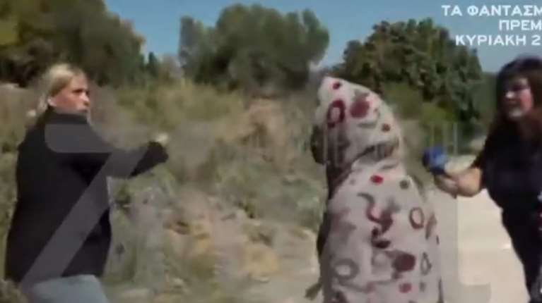 Βοιωτία: Επιτέθηκε σε δημοσιογράφο η 62χρονη που έθαψε τη μητέρα της- Της έστριψε το χέρι και πέταξε το μικρόφωνο [βίντεο]