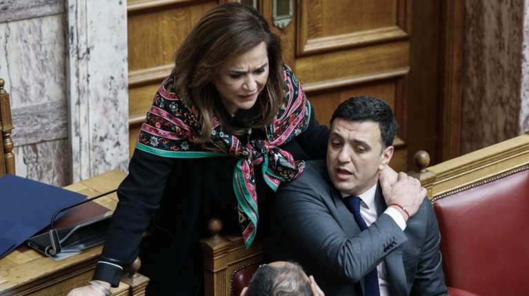 &quot;Αρπάχτηκαν&quot; Μπακογιάννη - Κικίλιας για τον λιμενάρχη Χανίων - Εξαλλη η Ντόρα επειδή τον έθεσε σε διαθεσιμότητα