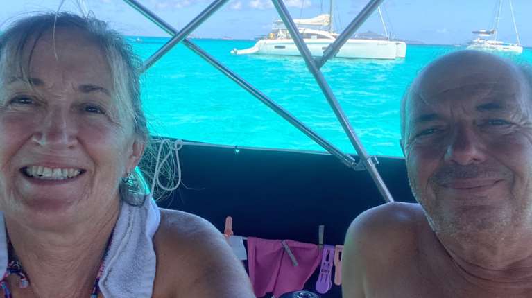 Ζευγάρι συνταξιούχων από τη Θεσσαλονίκη διέσχισε τον Ατλαντικό με ιστιοφόρο - Ταξίδευαν για 15 μήνες