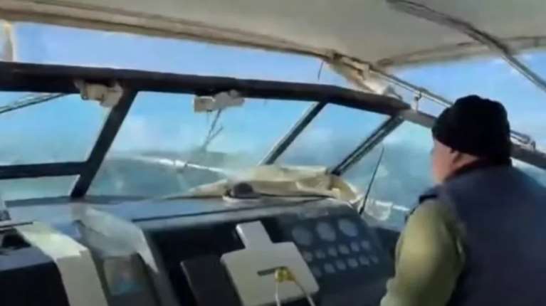 Σκιάθος: Βίντεο από τη μάχη με τα κύματα για τη διακομιδή 3χρονου στο νοσοκομείο του Βόλου