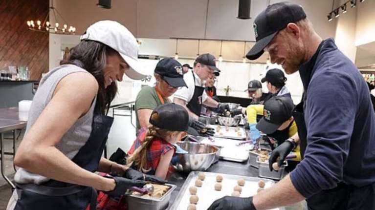 Στην... κουζίνα τα πριγκιπόπουλα  Άρτσι και Λίλιμπετ: Μοίρασαν γεύματα για φιλανθρωπικό σκοπό