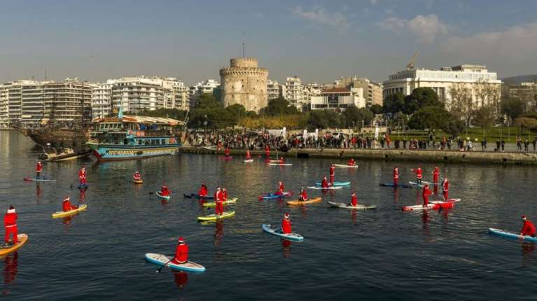 Κωπηλασία γεμάτη χρώμα με φόντο τον Θερμαϊκό, φέτος στο "5o Santa SUP" [εικόνες - βίντεο]